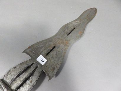 Couteau présentant sur la partie haute un...