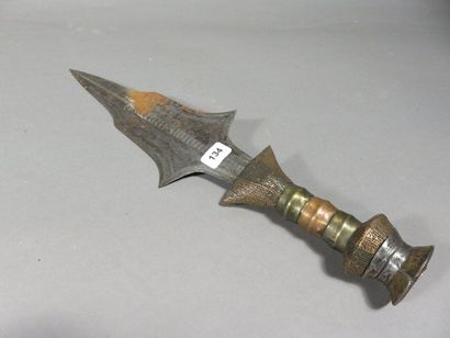Couteau présentant sur la partie haute une...