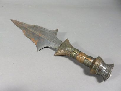 Couteau présentant sur la partie haute une...