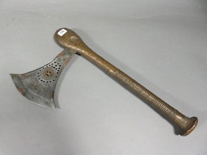 Hache de cérémonie, le manche est recouvert...