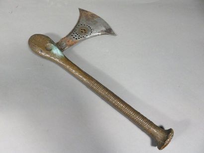 Hache de cérémonie, le manche est recouvert...