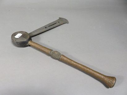 Hache de cérémonie, le manche en bois est...
