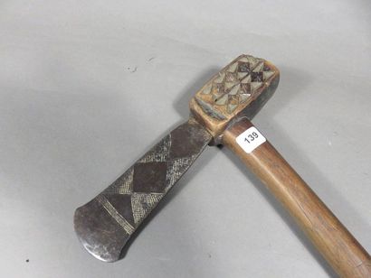 Hache de cérémonie, le manche en bois est...