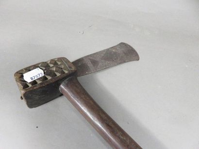 Hache de cérémonie, le manche en bois est...