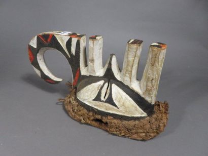 Masque facial mma ji. (signifiant « couteau...