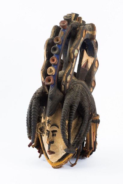 Masque-casque Ikorodo. Ce masque représente...
