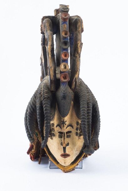 Masque-casque Ikorodo. Ce masque représente...