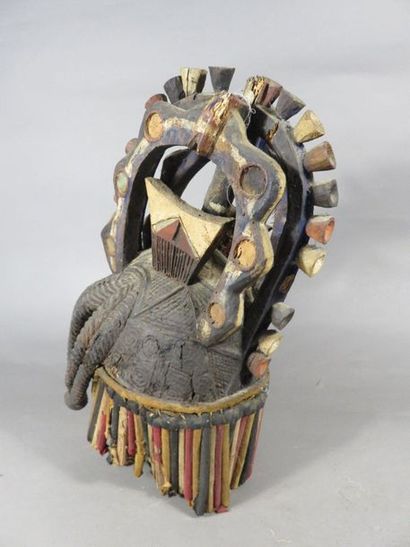 Masque-casque Ikorodo. Ce masque représente...