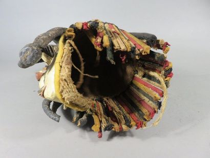 Masque-casque Ikorodo. Ce masque représente...