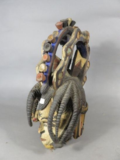 Masque-casque Ikorodo. Ce masque représente...