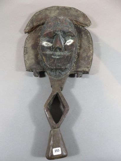 Figure de reliquaire. Ame de bois plaquée...