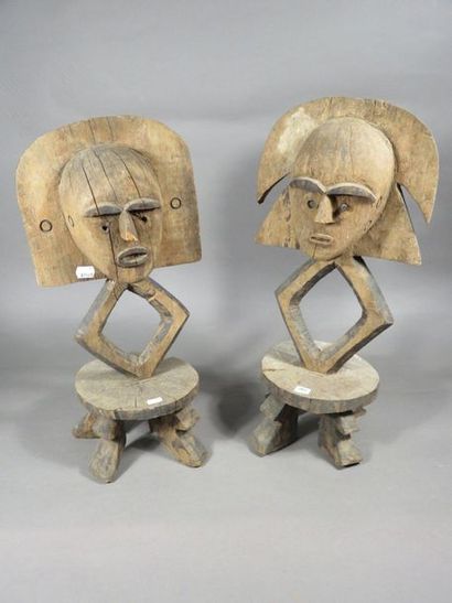 Deux sculptures dont la base est en forme...