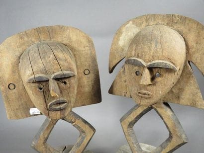 Deux sculptures dont la base est en forme...