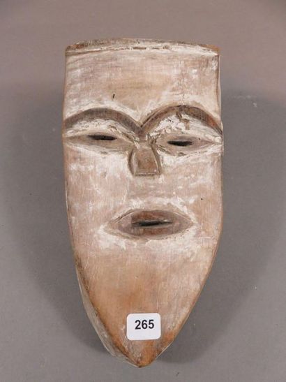 Masque facial au menton triangulaire. Les...
