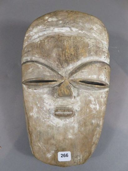 Masque facial de forme rectangulaire. Les...