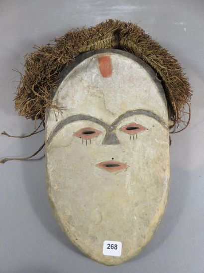 Masque facial de forme ovale. Les yeux et...