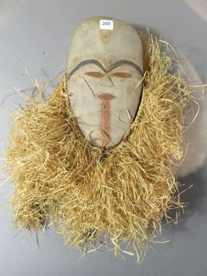 Masque facial de forme ovale. Les yeux et...