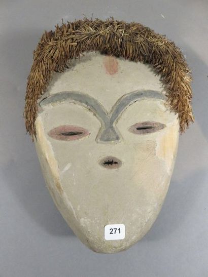 Masque facial de forme ovale. Les yeux et...