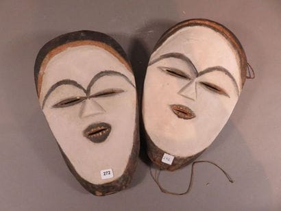 Deux masques faciaux de forme ovale. Les...