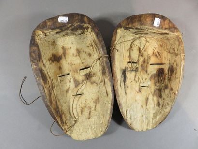 Deux masques faciaux de forme ovale. Les...