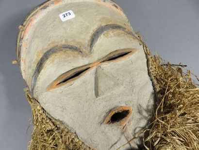 Masque facial de forme ovale. Les yeux et...