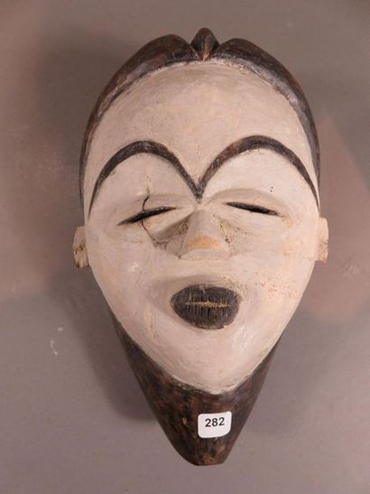 Masque facial de forme ovale. Les yeux et...
