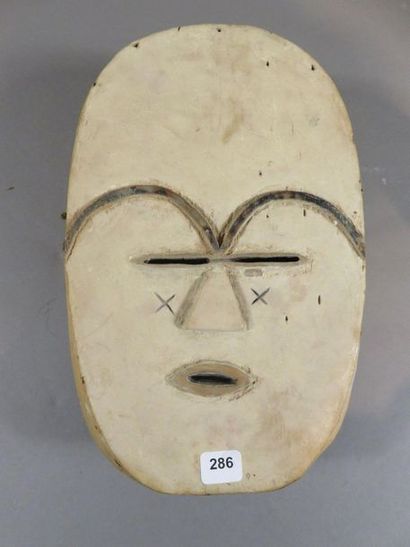 Masque facial de forme ovale. Les yeux et...