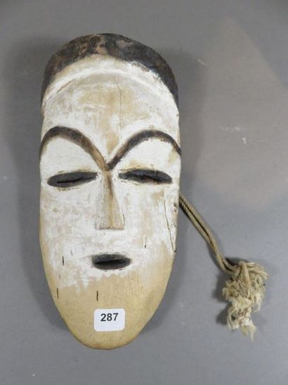 Masque facial de forme ovale. Les yeux et...