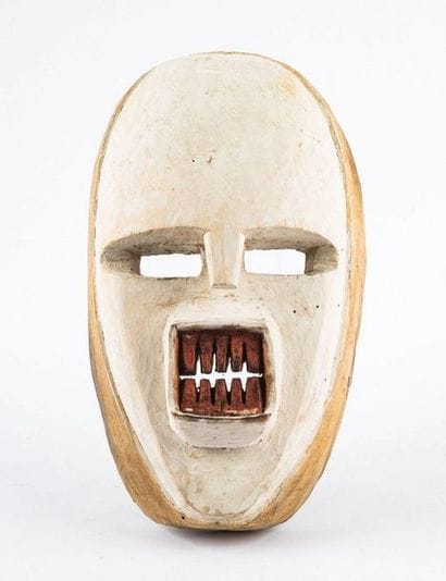Masque Moveï à tête de mort. Le front bombé...