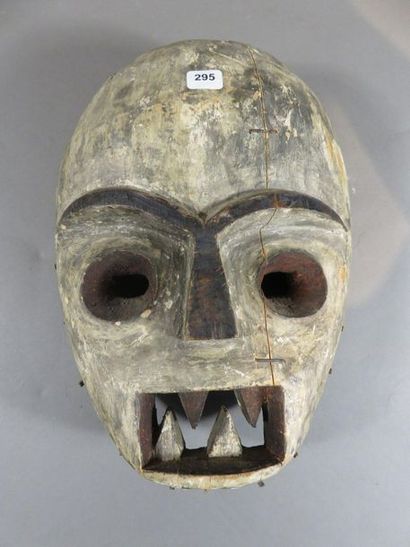 Masque Moveï à tête de mort. Le front bombé...