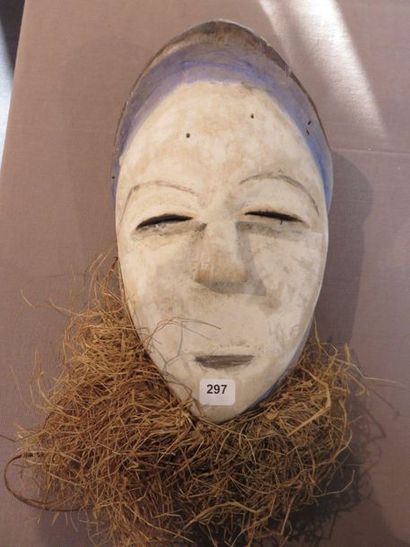 Masque facial de forme ovale. Les yeux et...