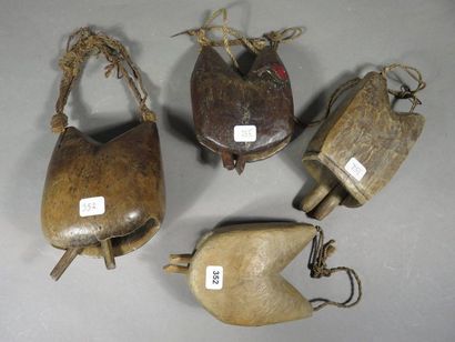 Lot de quatre cloches. Bois à patine d’usage....