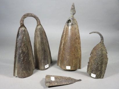 Lot de quatre cloches de féticheur, dont...