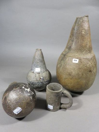 Lot de trois pots et un gobelet. Terre cuite....