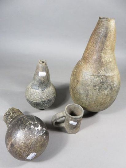 Lot de trois pots et un gobelet. Terre cuite....