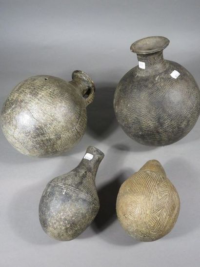 Lot de quatre pots. Terre cuite. Entre 17...