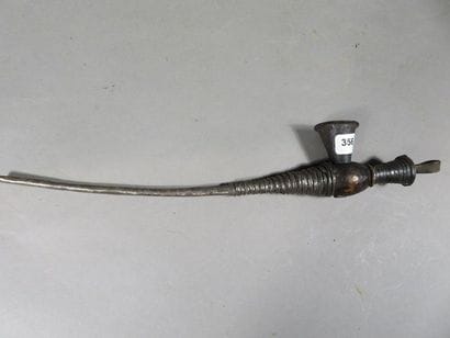 Pipe. Bois, fer et cuivre. Longueur : 35...