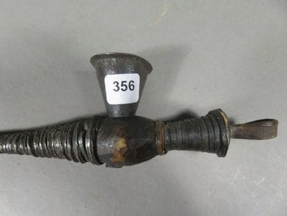 Pipe. Bois, fer et cuivre. Longueur : 35...