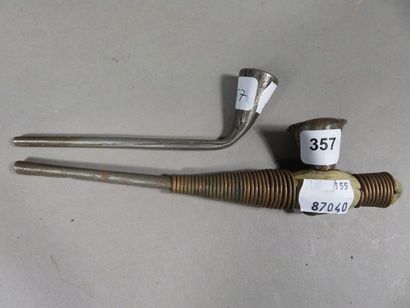 Lot de deux pipes. L’une en bois fer et cuivre,...