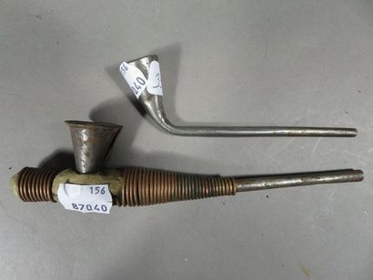 Lot de deux pipes. L’une en bois fer et cuivre,...