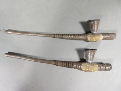 Lot de deux pipes. Bois, fer et cuivre, Longueur :...