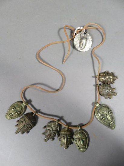 Lot de huit masquettes pendentif. Bronze...