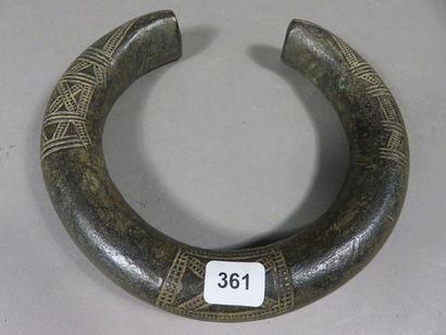 Torque. Bronze. Longueur : 18 cm. Gabon,...