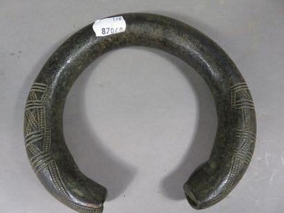 Torque. Bronze. Longueur : 18 cm. Gabon,...