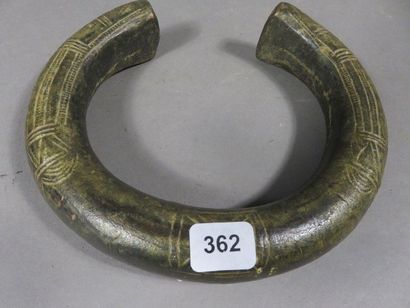 Torque. Bronze. Longueur : 16,5 cm. Gabon,...