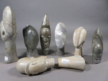 Lot de sept têtes trophées. Pierre, Hauteur...