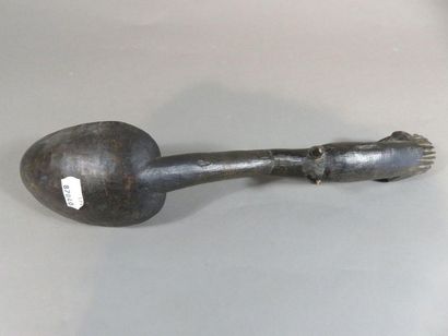 Cuillère. Le cuilleron est surmonté d’un...