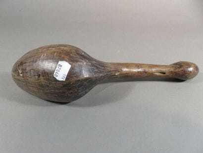 Cuillère. Le cuilleron est surmonté d’un...
