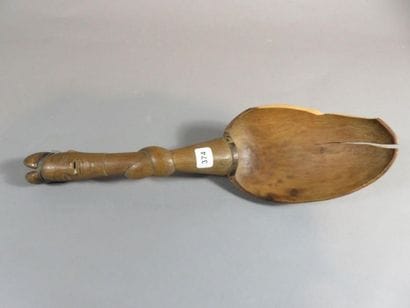 Cuillère. Le cuilleron est surmonté d’un...