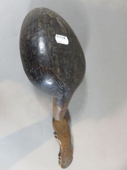 Cuillère. Le manche est sculpté. Bois à patine...